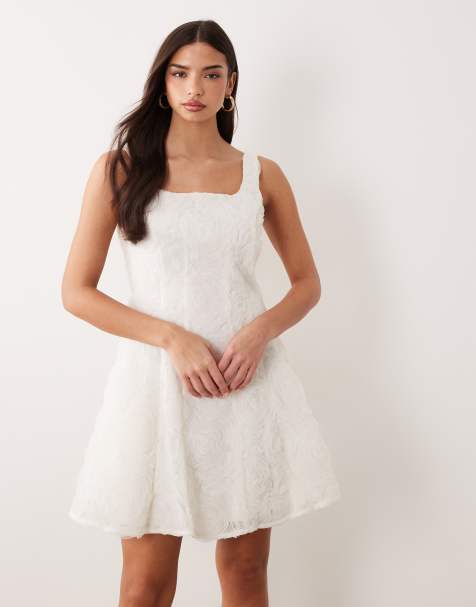Vestido corto blanco gardenia con vuelo y aplicación floral tridimensional de YAS - view 1
