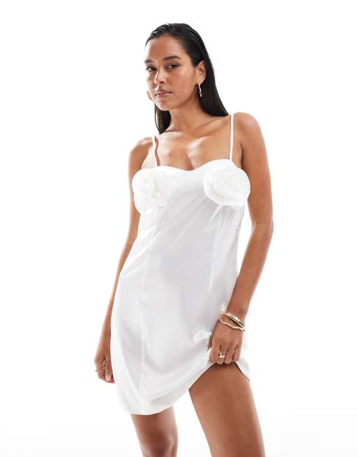 Vestido corto blanco hueso con flores de satén de Object
