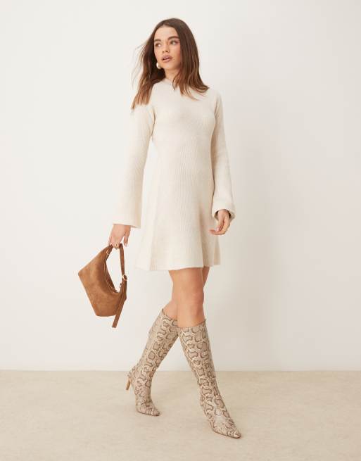 Vestido corto blanco hueso de corte skater con cuello redondo de punto acanalado de Gina Tricot