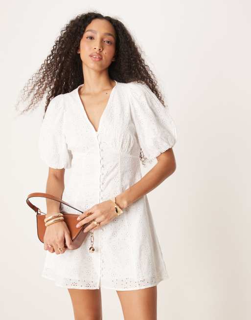 Vestido corto blanco hueso de manga larga de graduación con cuello de pico y bordado inglés de Gina Tricot