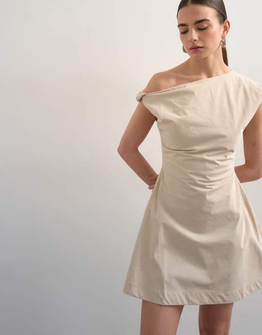 Vestido corto blanco hueso estructurado con tirante retorcido en el hombro de Topshop