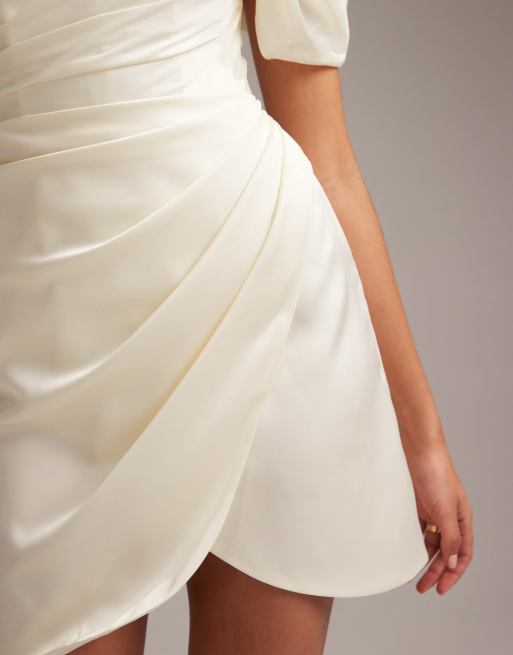Vestido corto blanco marfil con escote Bardot de satén de ASOS DESIGN, 2 de 6