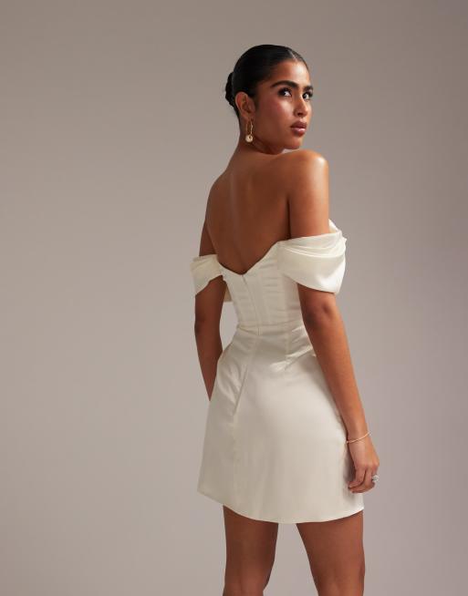 Vestido corto blanco marfil con escote Bardot de satén de ASOS DESIGN, 3 de 6