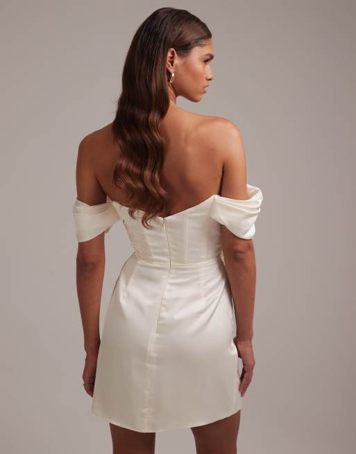 Vestido corto blanco marfil con escote Bardot de satén de ASOS DESIGN, 2 de 6