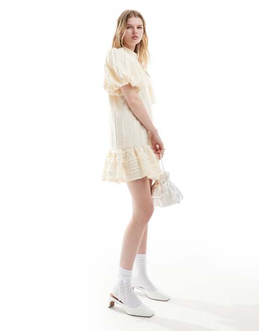 Vestido corto blanco marfil con mangas abullonadas y acabado texturizado de Ghospell