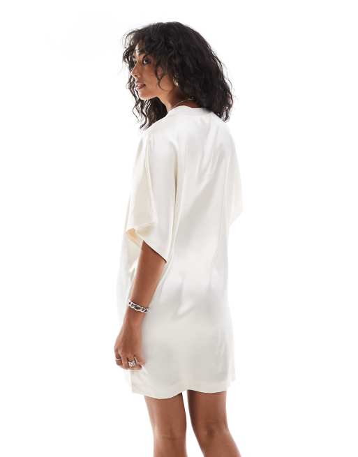 Vestido corto blanco marfil de estilo camiseta extragrande de satén de ASOS DESIGN, 4 de 4
