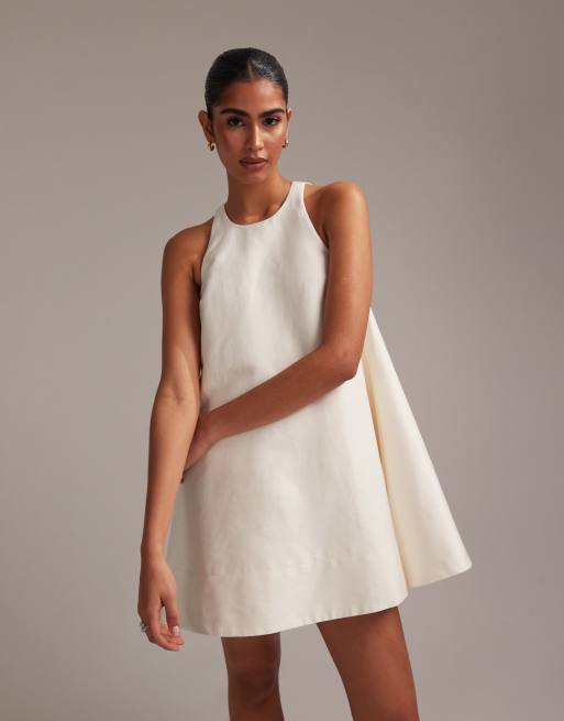 Vestido corto blanco marfil estructurado de corte recto de satén de ASOS DESIGN