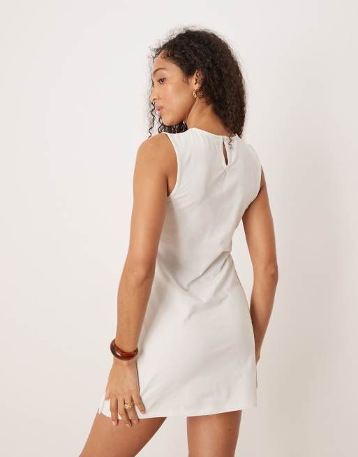 Vestido corto blanco sin mangas con flecos y detalle de bolsillos de ASOS DESIGN, 4 de 4