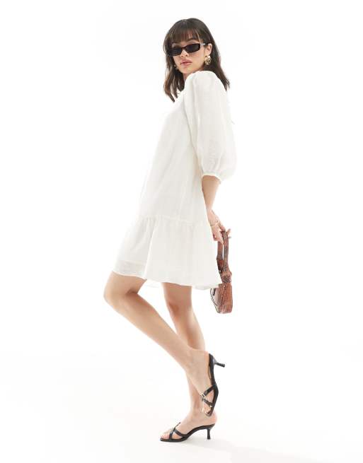 Vestido corto blanco vaporoso con bajo escalonado y detalle de lazadas de & Other Stories