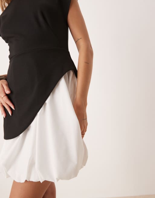 Vestido corto blanco y negro con mangas de casquillo y falda