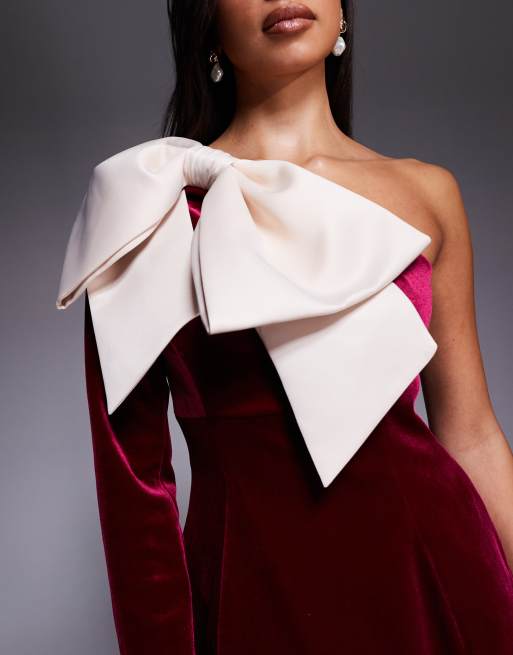 Vestido corto burdeos asimétrico con detalle de lazo de terciopelo de ASOS LUXE, 3 de 4