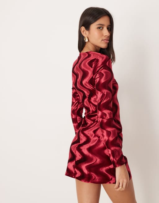 Vestido corto burdeos con diseño de chevrón de terciopelo Cecily exclusivo de Ghospell, 3 de 4