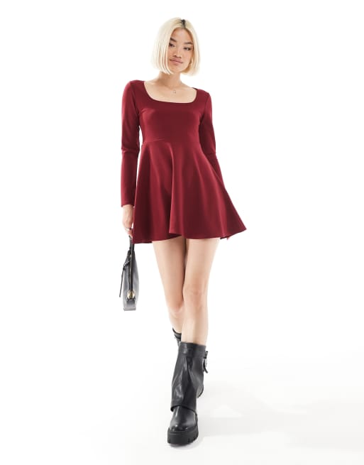 Vestido corto burdeos con escote cuadrado de tejido efecto neopreno de Miss Selfridge, 2 de 4