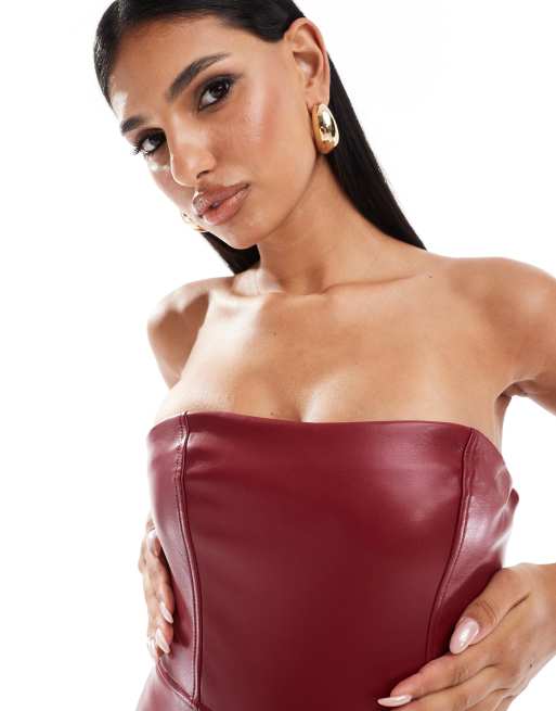 Vestido corto burdeos con escote palabra de honor de tejido efecto cuero exclusivo de Kaiia, 3 de 4
