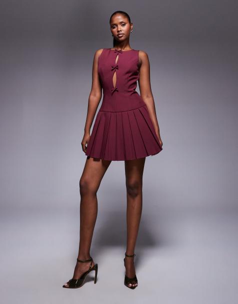 Vestido corto burdeos con falda plisada y detalle de aberturas con lazos exclusivo de Kaiia - view 1