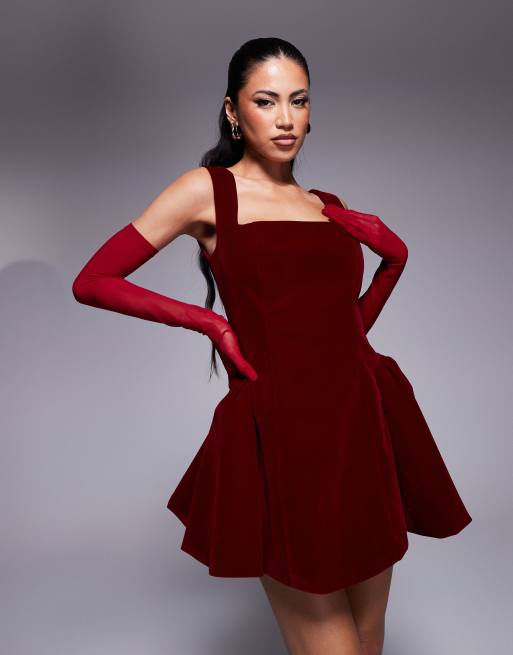 Vestido corto burdeos con guantes, escote cuadrado y pliegues en