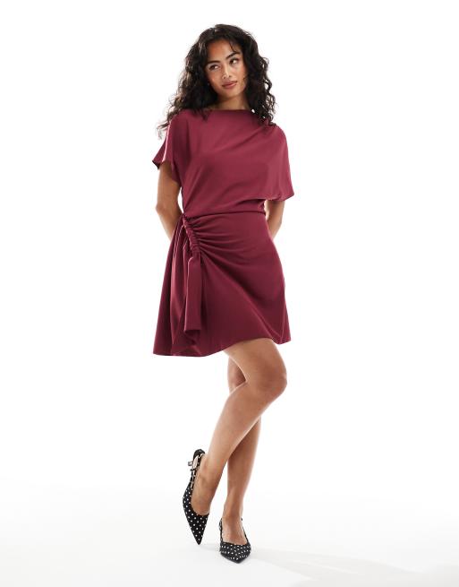 Vestido corto burdeos con hombro caído y detalle retorcido de ASOS DESIGN