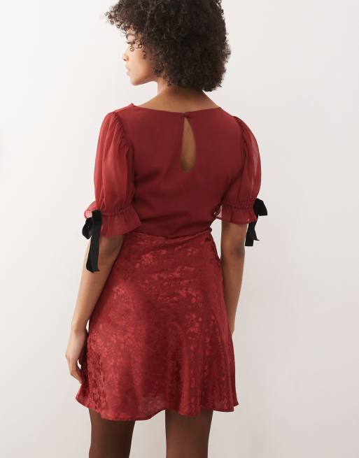 Vestido corto burdeos con mangas abullonadas con lazo de jacquard satinado de Reclaimed Vintage, 3 de 4