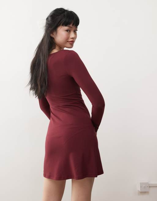 Vestido corto burdeos de corte evasé con cuello cuadrado de Miss Selfridge, 3 de 3