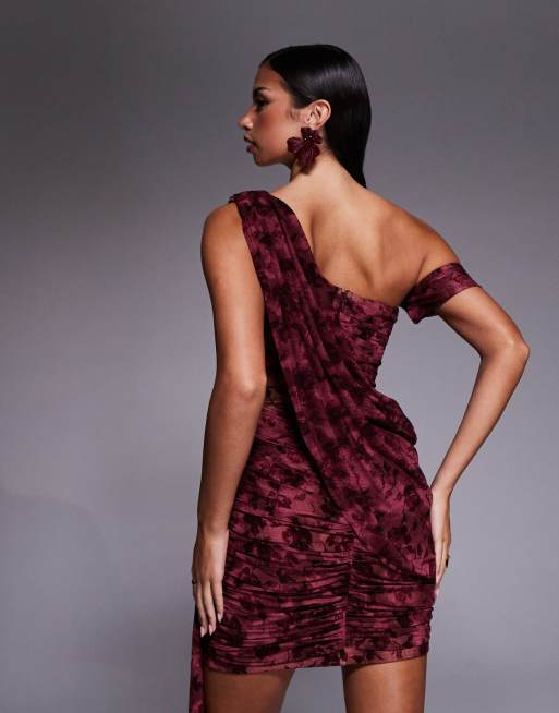 Vestido corto burdeos drapeado con estampado floral y hombro caído