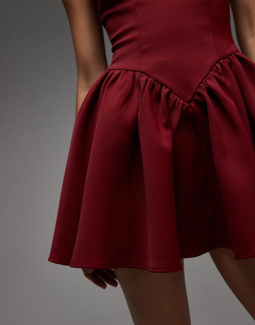 Vestido corto burdeos estructurado con cintura baja, falda plisada y cuello halter de Heiress Beverly Hills , 3 de 4