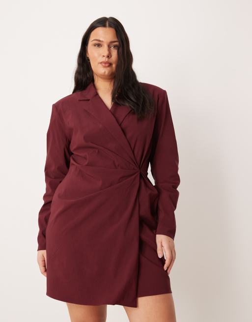 Vestido corto burdeos oscuro estilo americana con cintura entallada de ASOS DESIGN Curve, 2 de 4