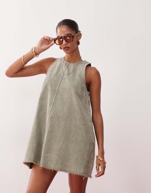 Vestido corto caqui acampanado sin mangas con bajo deshilachado de Monki, 2 de 4