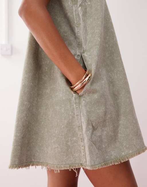 Vestido corto caqui acampanado sin mangas con bajo deshilachado de Monki, 3 de 4