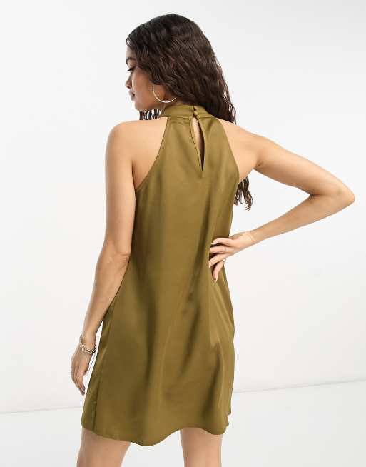 Vestido corto caqui con cuello halter de satén de River Island Petite, 2 de 4
