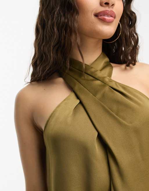 Vestido corto caqui con cuello halter de satén de River Island Petite, 3 de 4