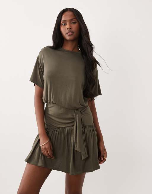 Vestido corto caqui con sobrefalda y detalle anudado de ASOS DESIGN, 2 de 4