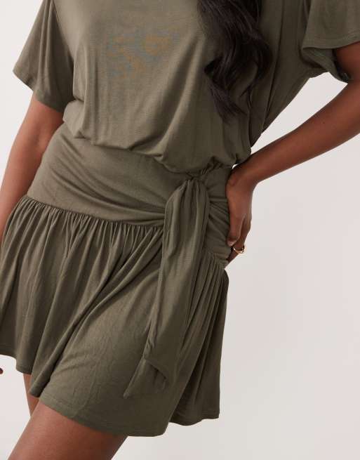 Vestido corto caqui con sobrefalda y detalle anudado de ASOS DESIGN, 3 de 4