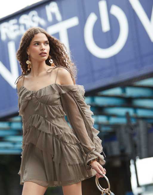 Vestido corto caqui escalonado con volantes y escote Bardot de ASOS DESIGN