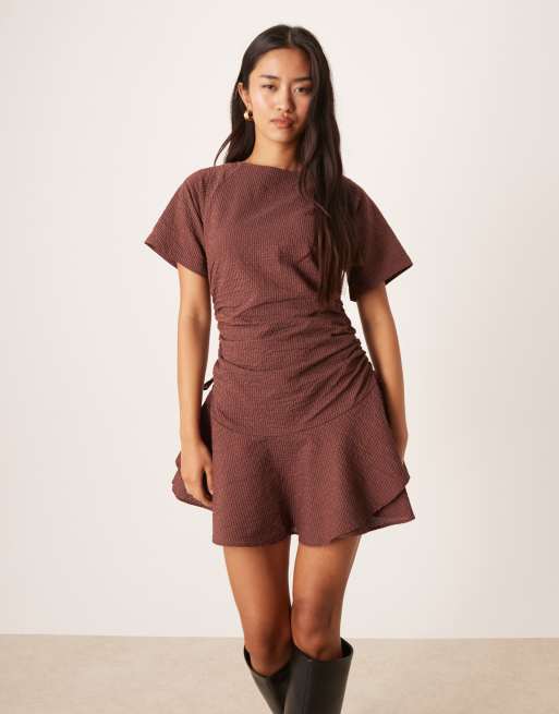 Vestido corto color baya a cuadros de manga corta con detalle de cintura fruncida con lazada de ASOS DESIGN