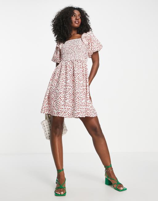 Vestido corto color baya amplio escalonado con estampado floral, volantes en las mangas y pecho fruncido de In The Style x Jac Jossa