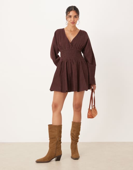 Vestido corto color baya con cuello de pico y cintura fruncida de pana ASOS DESIGN