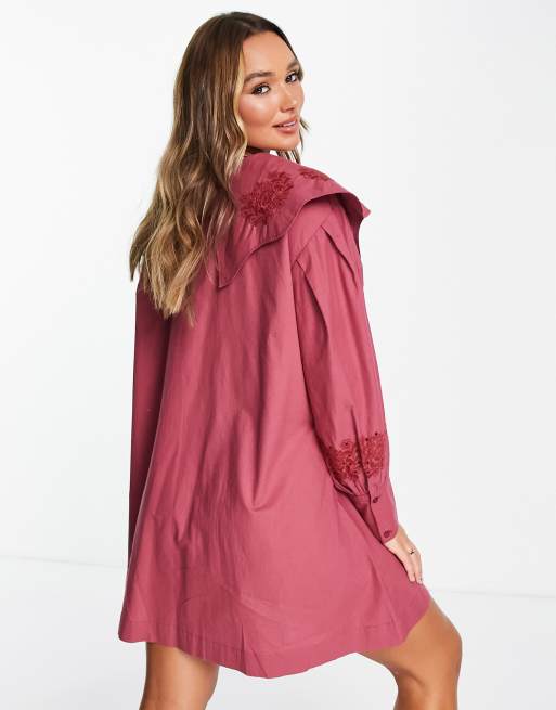 Vestido corto color baya con solapas y bordados de algodón de Damson Madder, 3 de 4