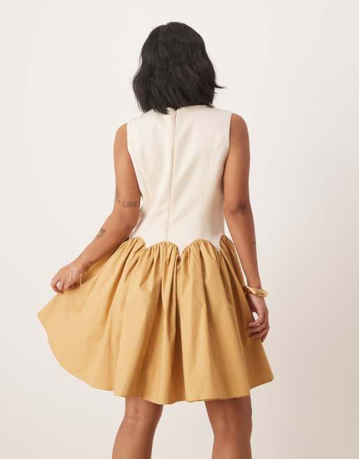 Vestido corto color camel con cintura baja en contraste de Never Fully Dressed Petite, 2 de 4