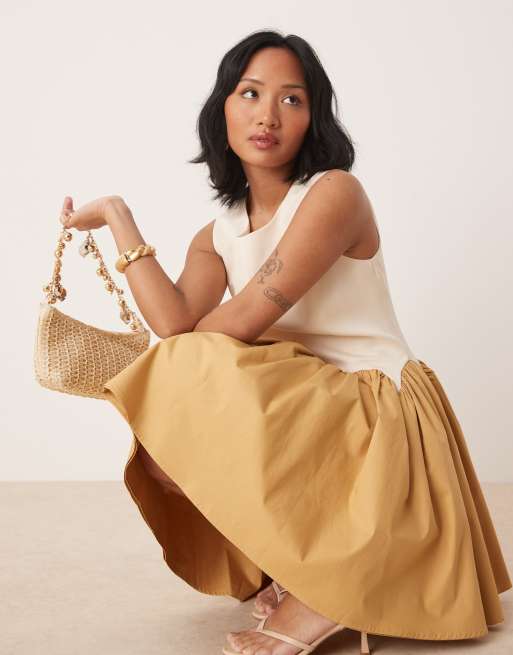 Vestido corto color camel con cintura baja en contraste de Never Fully Dressed Petite, 4 de 4