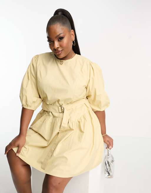 Vestido corto color camel con cintura caída y anilla en forma de 