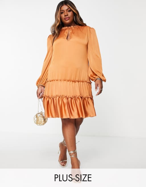 Vestido corto color camel con diseño escalonado de Little Mistress Plus