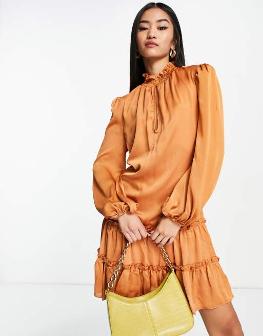 Vestido corto color camel con diseño escalonado de Little Mistress