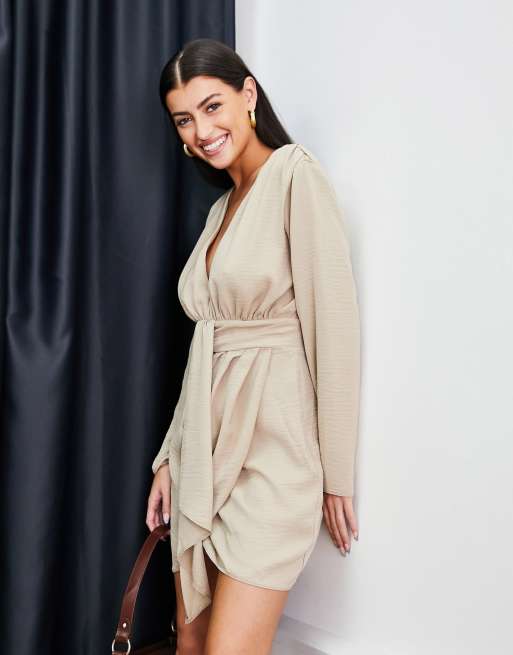 Vestido corto color camel cruzado con escote pronunciado y falda drapeada de ASOS DESIGN