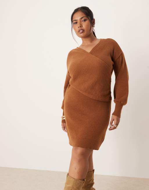 Vestido corto color camel cruzado de punto de VILA Curve 