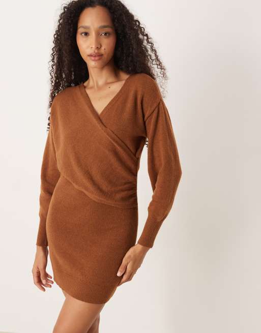 Vestido corto color camel cruzado de punto de VILA 