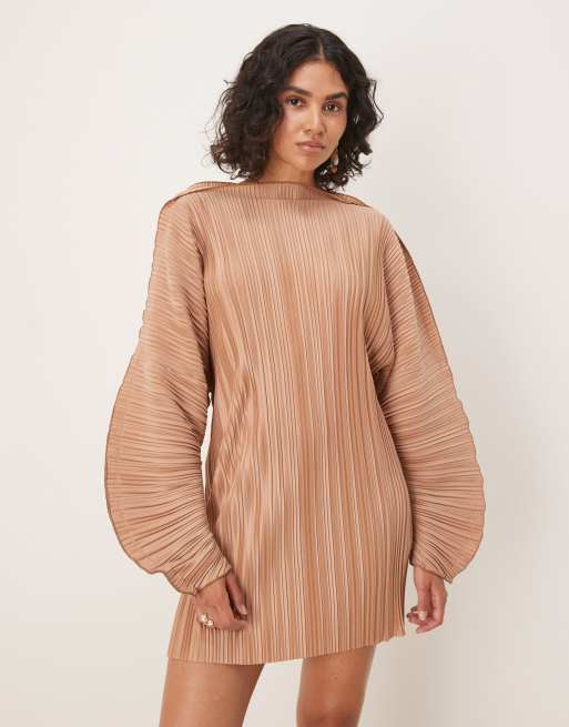 Vestido corto color camel plisado de manga larga cocoon con costuras en la cintura de ASOS DESIGN