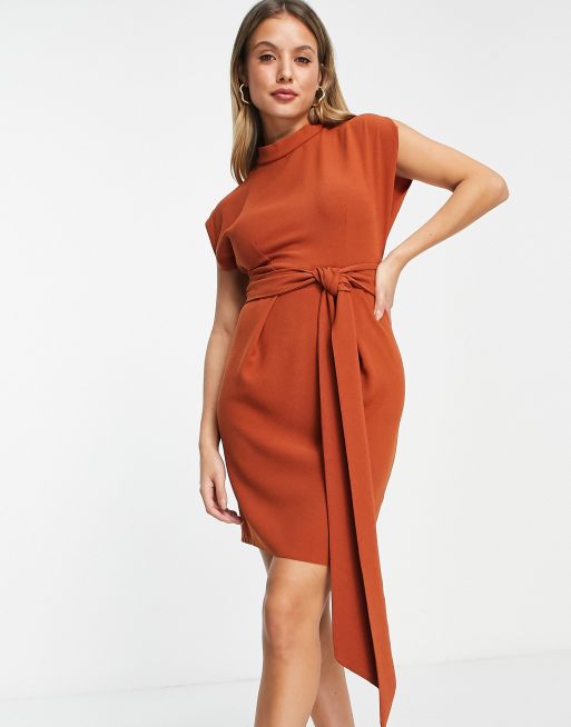 Vestido corto color canela con cinturón y lazada en la cintura de Closet London