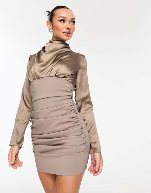 Vestido corto color champán con falda estructurada y cuello alto de satén de ASOS DESIGN