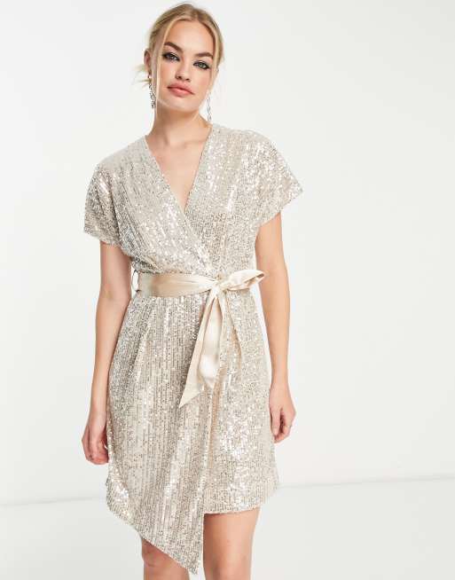 Vestido corto color champán cruzado con mangas kimono de lentejuelas de Closet London