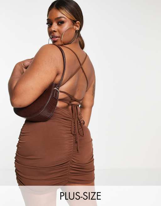 Vestido corto color chocolate ceñido con cuello desbocado de Flounce London Plus